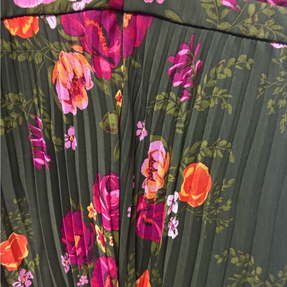 NWT Green Floral Guess maxi Dress size 6. - Picture 2 of 5